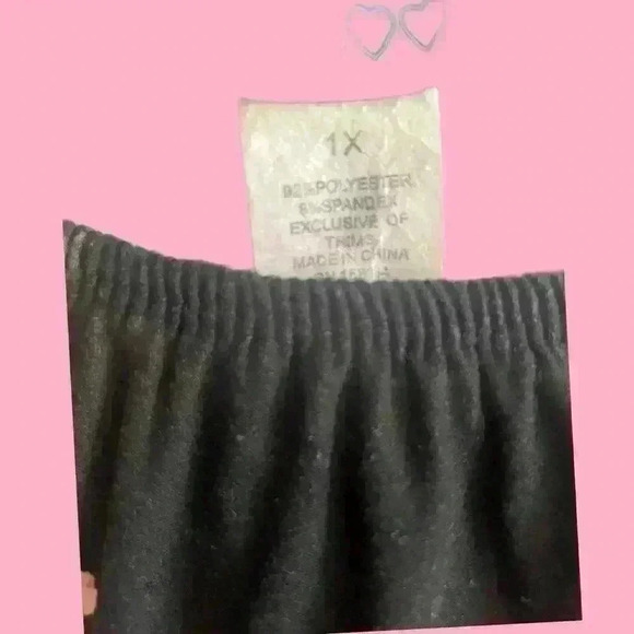 Plus size black dress with flower print. - Picture 6 of 6